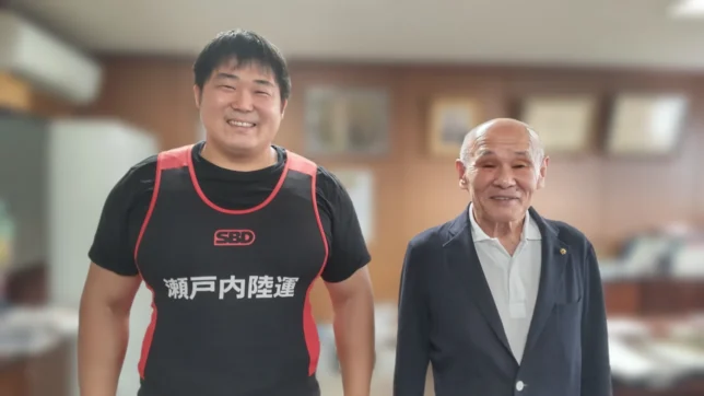 「瀬戸内陸運」の文字入りユニフォームを着た岡村整備士と代表