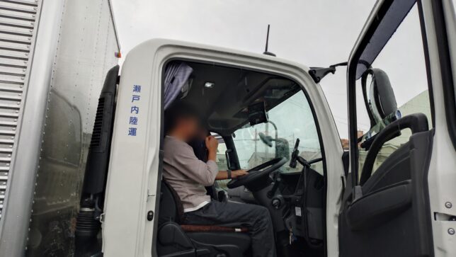 実際の運転席を見学する様子（顔ぼかし済み）