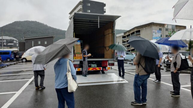 荷台を囲んで乗務員の説明を聞く皆さま（顔ぼかし済み）