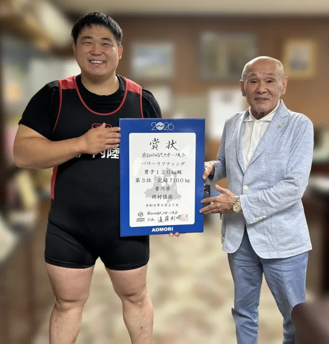 岡村整備士と代表が国スポ3位の賞状を持って並ぶ写真